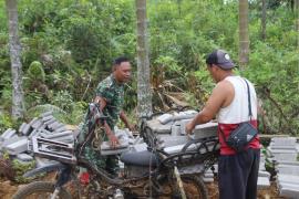Satgas TMMD dan Warga Desa Batu Raja R Gotong Royong Angkut Material dengan Motor Kebun