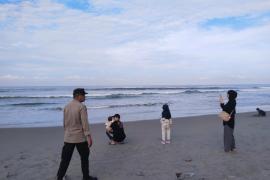 Polisi Pantau Aktivitas Wisatawan di Pantai Panjang, Situasi Aman dan Kondusif
