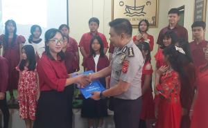 Dukung Generasi Muda Berprestasi, Polda Bengkulu Serahkan Tali Kasih kepada Rafflesia Chamber Singers Kids and Teens