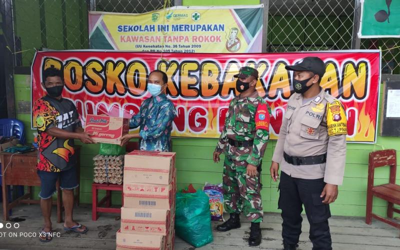 Babinsa Tanjung Pinang Dampingi Distribusi Sembako Korban Kebakaran di Tumbang Rungan  Palangka Raya - Babinsa Tanjung Pinang, Sertu Syarifudin anggota Koramil 1016-01/Pahandut mendampingi penyaluran bantuan sembako kepada warga korban kebakaran