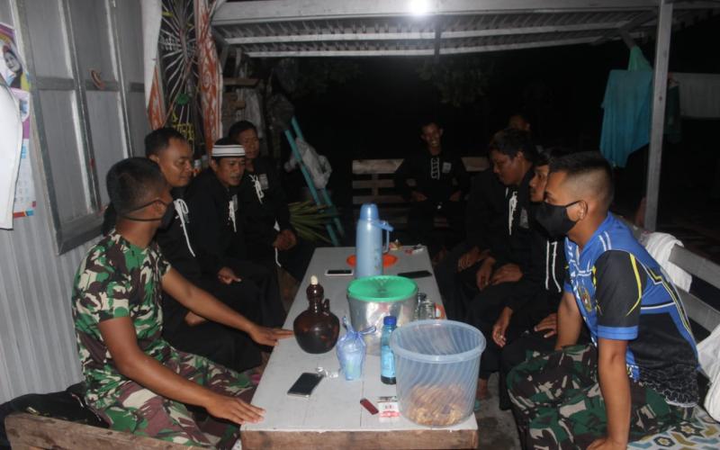 Anggota TMMD Jalin Silaturahmi Bersama Ranting PSHT Mihing Raya
