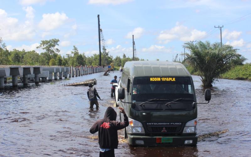 Satgas TMMD Ke-112 Kodim1016/Palangka Raya Lintasi Daerah Banjir Bukit Rawi