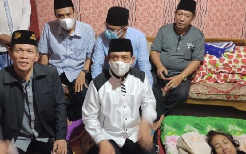 Wawali Besuk Warga Sakit dan Langsung Diantar ke RSHD