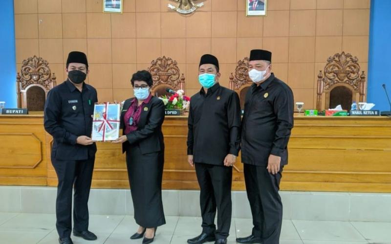 Rapat Paripurna, Wabup Bengkulu Utara Serahkan Nota Pengantar Penyertaan Modal Daerah
