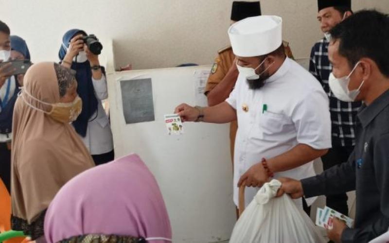 Asik !! Helmi – Dedy Bagi-Bagi Kupon Isi Ulang Gas Melon Gratis Untuk Warga