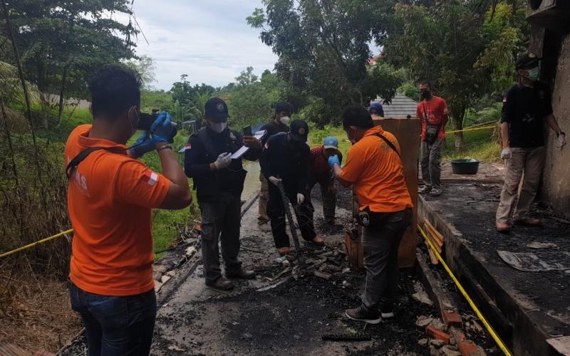 Selidiki Penyebab Kebakaran Kantor Sekretariat DPRD, Tim Labfor Polda Sumsel Olah TKP