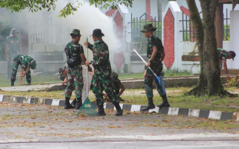 Kodim Palangka Raya Bersama TNI Jajaran Korem 102 PJG Lakukan Karya Bakti Pembersihan Taman Makam Pahlawan