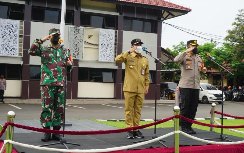 Pemerintah Kabupaten Batang bersama Polres dan Kodim 0736/Batang mengimbau agar masyarakat meminimalkan kegiatan yang berpotensi menimbulkan kerumunan saat Natal dan Tahun Baru (Nataru)