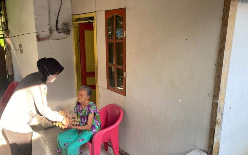 Bantu Warga Terdampak Pandemi, Polsek Muara Bangkahulu Gelar Polri Berbagi