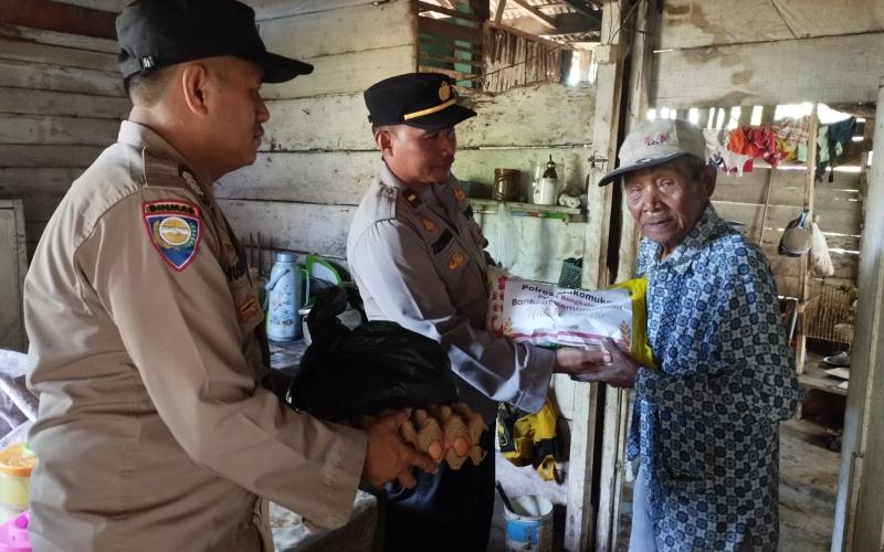 Selama Ramadhan, Polres Mukomuko Gencar Salurkan Bantuan Sembako Kepada Warga Membutuhkan