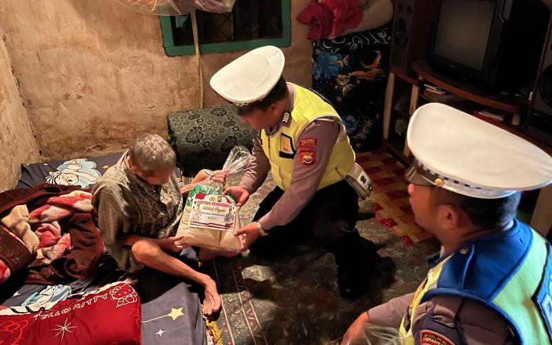 Satlantas Polres Kepahiang Salurkan Bansos Kepada Warga Kurang Mampu