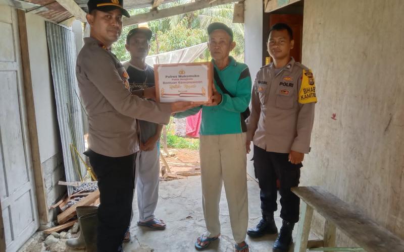 Warga Teras Terunjam Terima Bansos dari Polres Mukomuko