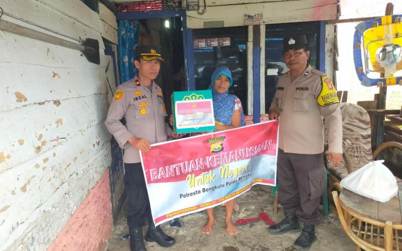 Tuna Karya, Pemulung dan Nelayan Terima Bansos dari Polsek Teluk Segara