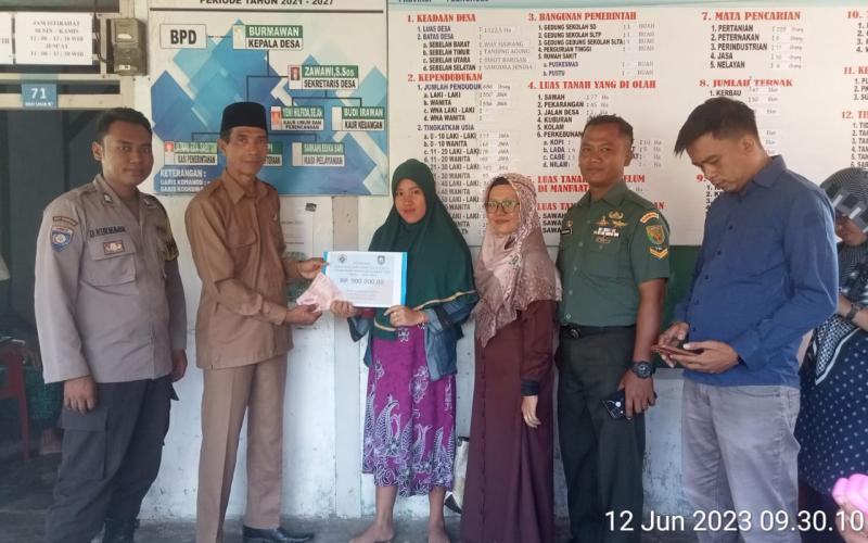 Hadiri Kegiatan Pembagian BLT DD, Bhabinkamtibmas Polsek Maje Sampaikan Pesan Kamtibmas