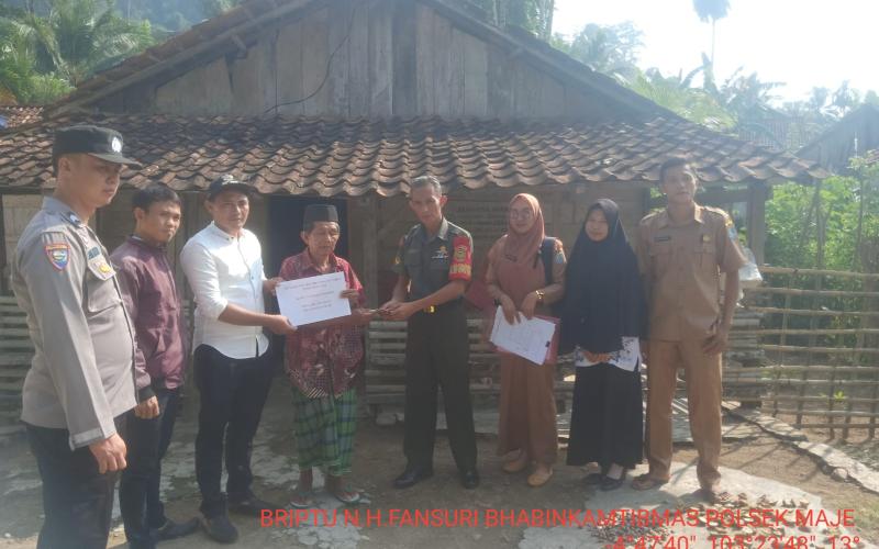 Berikan Pendampingan, Bhabinkamtibmas Polsek Maje Hadiri Kegiatan Pembagian BLT DD di Desa Air Jelatang