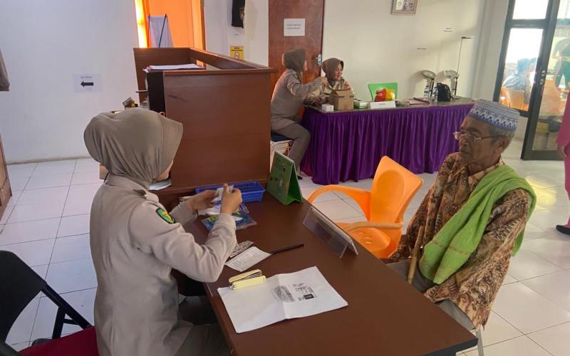 Dalam Rangka HUT Bhayangkara Ke-77 Polres Kaur, Gelar Kegiatan Pengobatan Gratis dan Vaksinasi Ke-4 
