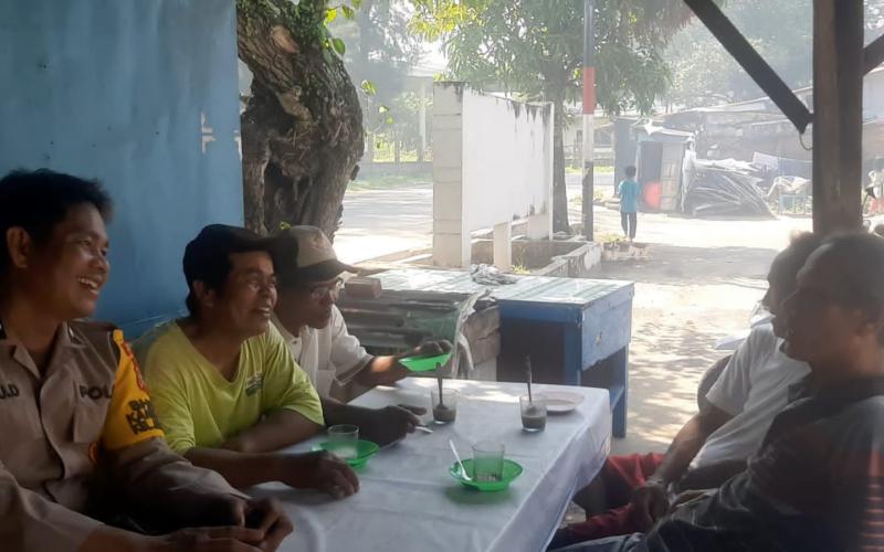 Patroli dengan Nelayan, Bhabinkamtibmas Ingatkan Keselamatan Saat Melaut