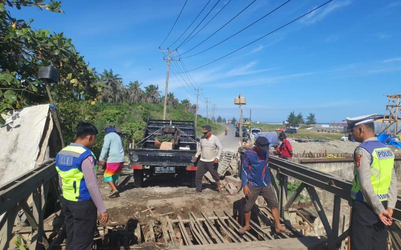 Perbaikan Jembatan Abrasi, Sat Lantas Polres Mukomuko dan Polsek Mukomuko Utara Tutup Arus Lalin 