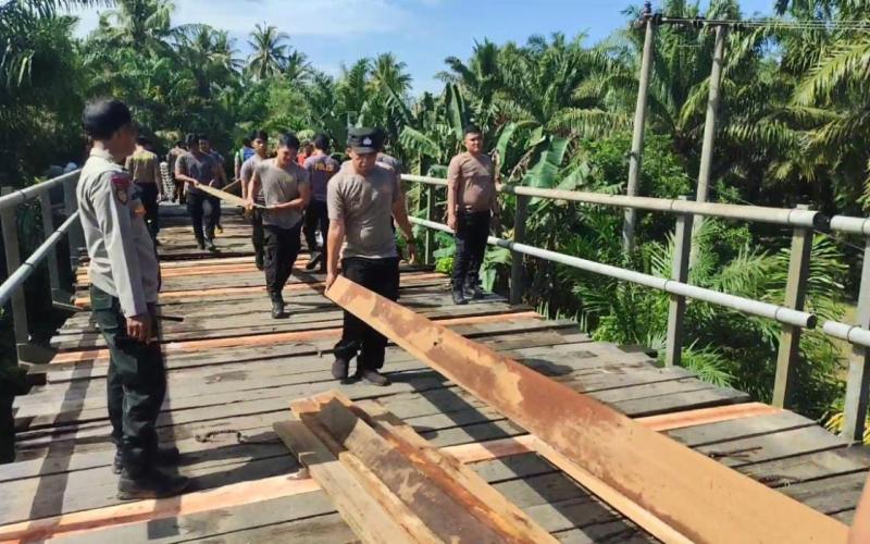 Polres Mukomuko Bersama Masyarakat Perbaiki Jembatan Desa yang Rusak