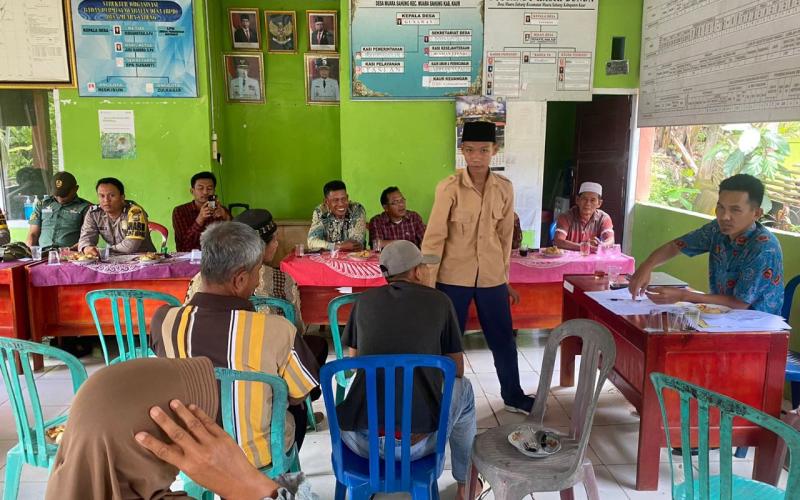 Anggota Polsek Muara Sahung Hadiri dan Lakukan Mediasi Terkait Masalah Pencurian Meteran Air di Desa Muara Sahung
