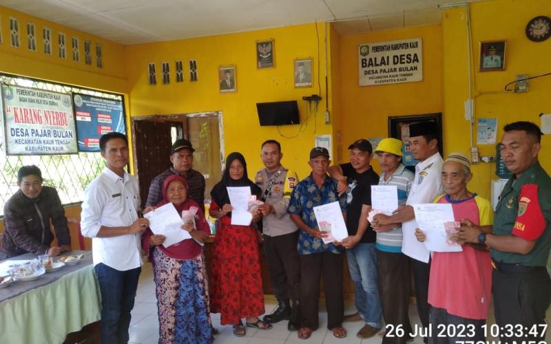 Monitoring Penyaluran BLT-DD, Bhabinkamtibmas Polres Kaur Tengah Sampaikan Imbauan Kamtibmas 