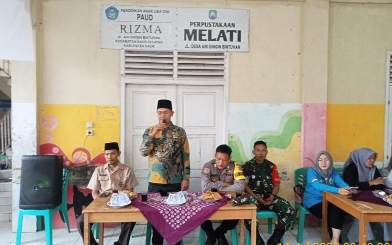 Bhabinkamtibmas Polsek Kaur Selatan  Hadiri Penyaluran BLT DD di Desa Air Dingin