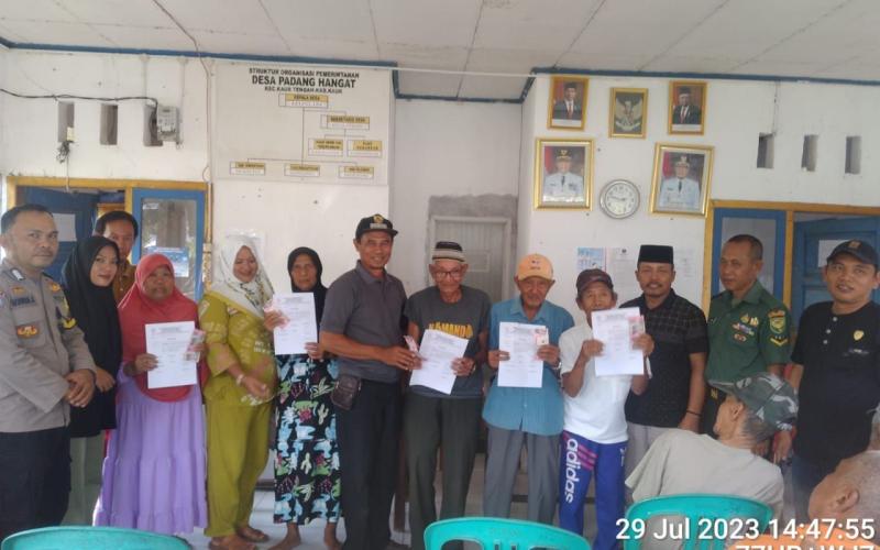 Monitoring Penyaluran BLT DD di Desa Padang Hangat, Bhabinkamtibmas Sampaikan Pesan Ini