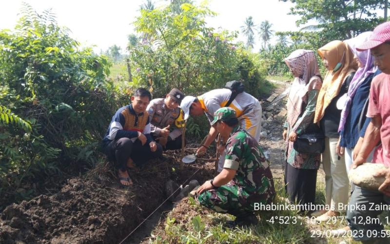 Bhabinkamtibmas Polsek Maje Lakukan Monitoring Titik nol Pembangunan Jalan Rabat Beton Desa Tanjung Baru