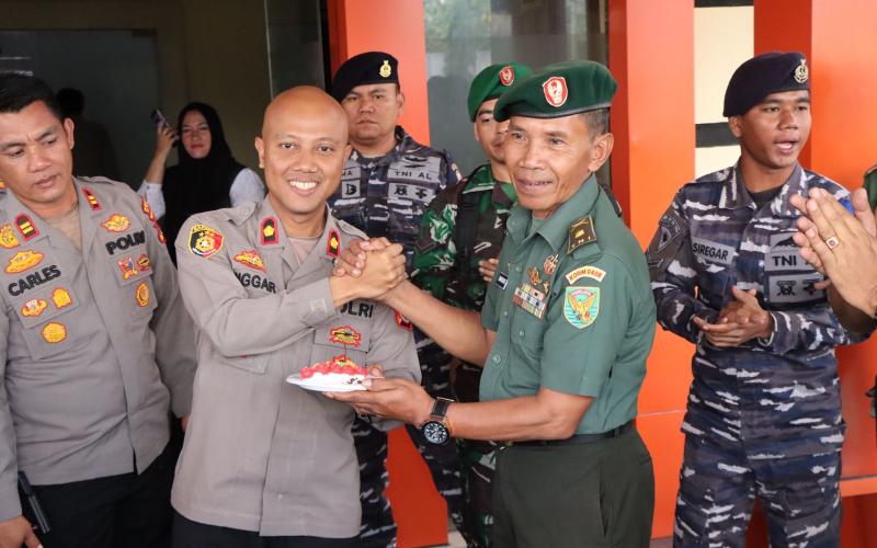 Polres Kaur Dapat Kejutan dan Ucapan HUT Bhayangkara Ke 77 Dari Koramil 04-8 BS/K