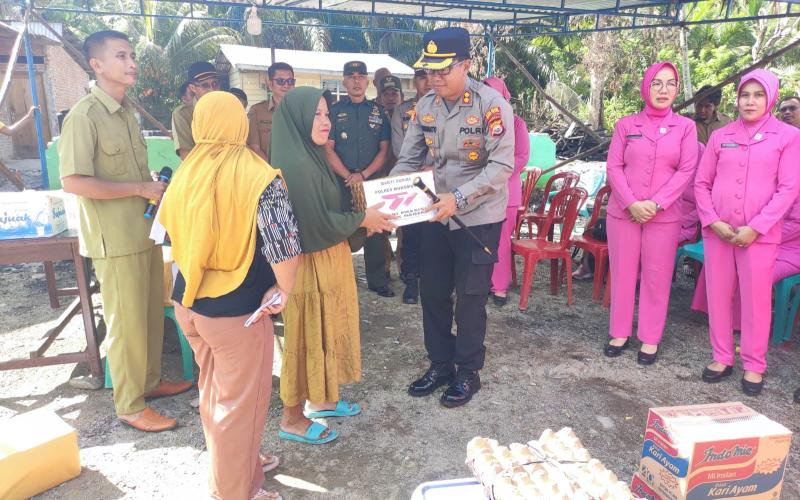 Peduli Musibah Kebakaran, Kapolres Mukomuko dan Ketua Bhayangkari Mukomuko Berikan Bantuan 