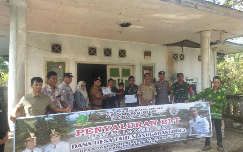 Bhabinkamtibmas Polsek Lebong Atas Hadiri Penyaluran BLT DD di Desa Tabeak Blau II