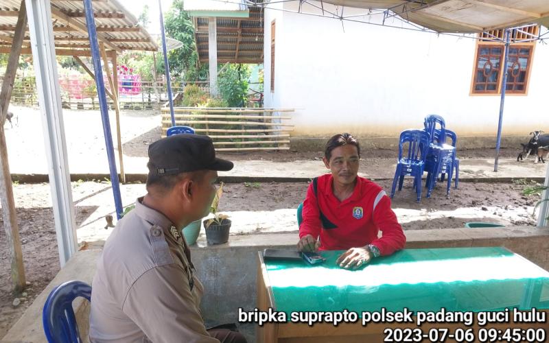 Bhabinkamtibmas Polsek Padang Guci Hulu Melaksanakan Sambang kepada Tomas di Desa Sinar Bulan 