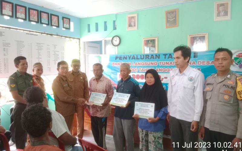 Bhabinkamtibmas Polsek Nasal Hadiri Pembagian BLT DD Tahap II di Desa Suku Tiga