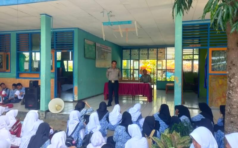 Kanit Binmas Polsek Kedurang, Berikan Penyuluhan Tertib Lalu Lintas dan Kenakalan Remaja di SMP Negeri 04 Kedurang 