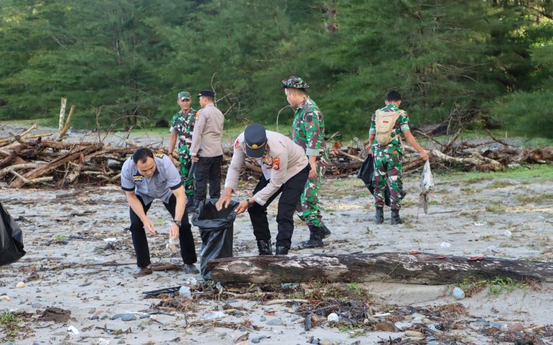 Polres Mukomuko Bersama Seluruh Elemen Masyarakat Bersih Bersih Sampah di Pantai Pandan Wangi