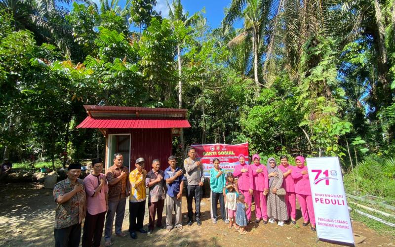 Kapolres dan Ketua Bhayangkari Mukomuko Bantu Pembuatan MCK  di Desa Agung Jaya 