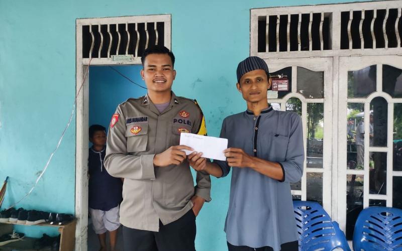 Turut Berdukacita, Polisi RW Polres Mukomuko Salurkan Bantuan kepada Keluarga Almarhumah Leni