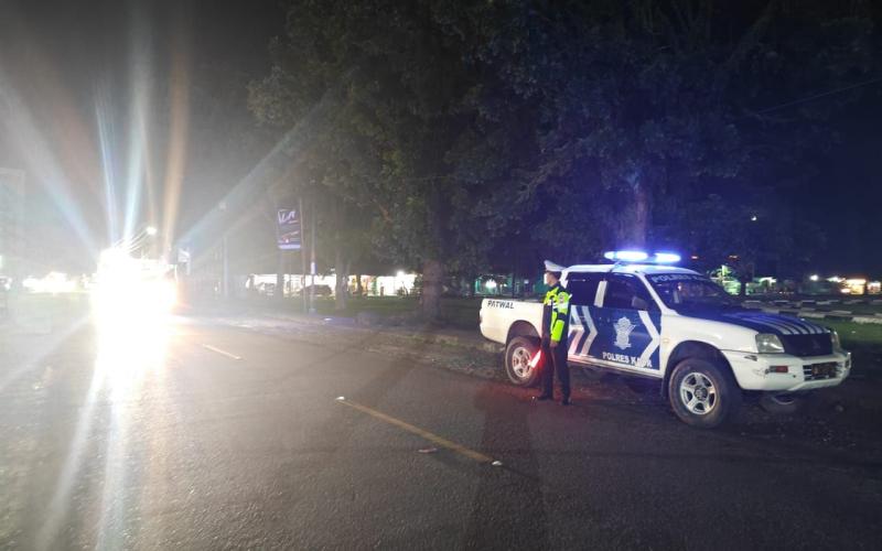 Sat Lantas Polres Kaur Patroli Blue Light di Lapangan Merdeka Kota Bintuhan