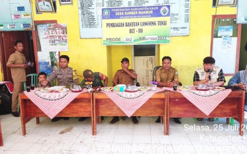 Monitoring Penyaluran BLT DD Tahap III di Desa Sumber Makmur, Bhabinkamtibmas Polsek Muara Sahung  Ingatkan Penerima BLT Bijak Menggunakan Bantuan 