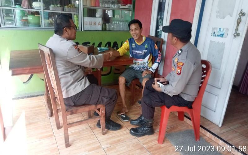 Sambangi Tomas di Desa Benteng Harapan, Personel Polsek Maje Sampaikan Imbauan Untuk Jaga Harkamtibmas