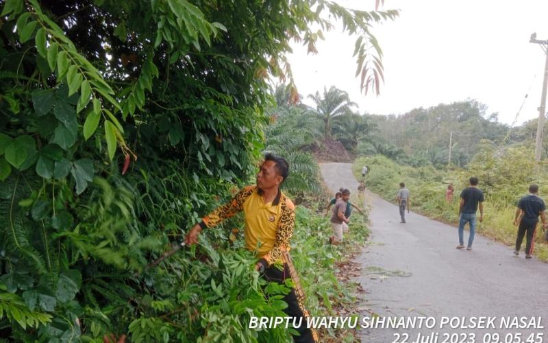 Bersihkan Lingkungan Sekitar, Polsek Nasal Gotong Royong Bersama Warga Desa Sinar Banten