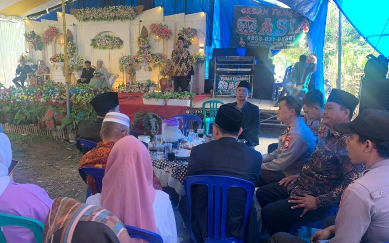 Jalin Silahturahmi Bersama Warga, Kapolsek Kaur Utara Hadiri Resepsi Pernikahan Kelurahan Simpang Tiga