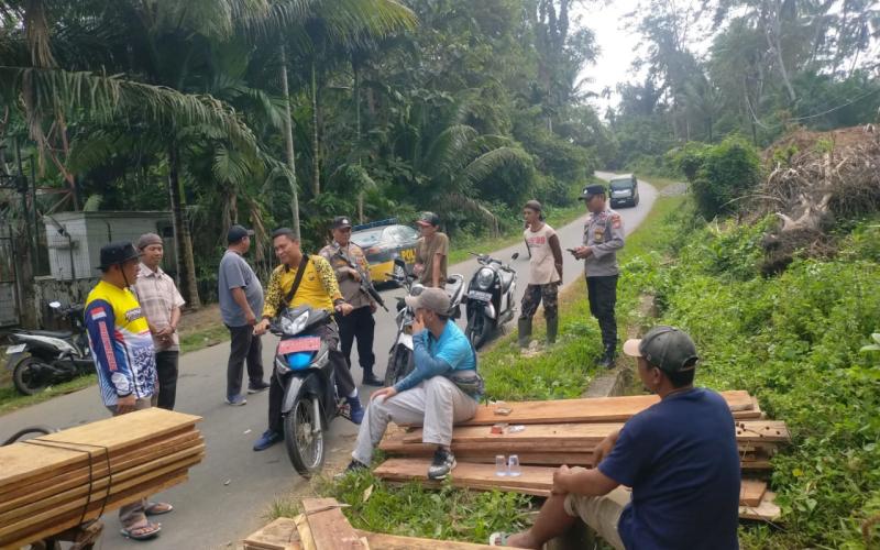 Bersineri, Polsek Kaur Tengah dan Warga Gotong Royong Rehab Jembatan di Desa Benua Ratu