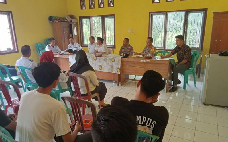 Bhabinkamtibmas Polsek Padang Guci Hilir Hadiri Rapat Pembentukan Panitia HUT RI ke 78 