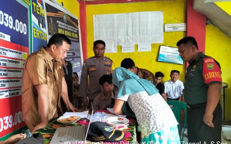 Bhabinkamtibmas Polsek Kaur Tengah Monitoring Penyaluran BLT DD Tahap III Tahun 2023 di Desa Bunga Melur 
