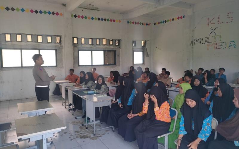 Cegah Pelanggaran, Unit Kamsel Satlantas Polres Kaur Berikan Edukasi Tertib Beralu Lintas di SMKN 07 Tecnoreneur Kaur 