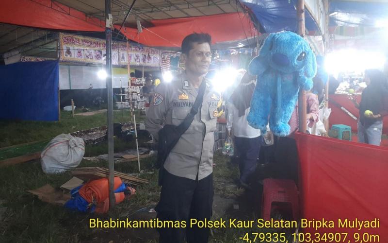Polsek Kaur Selatan Monitoring Situasi Kamtibmas Kegiatan Pasar Malam 
