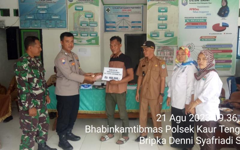 Bhabinkamtibmas Monitoring Pembagian BLT-DD Tahap III di Desa Jawi Kecamatan Kinal 