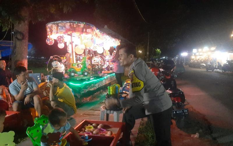 Monitoring Situasi Kamtibmas di Pasar Malam, Bhabinkamtibmas Sampaikan Imbauan