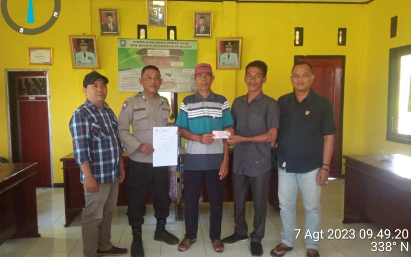 Bhabinkamtibmas Polsek Kaur Tengah Monitoring Penyaluran BLT DD Sampaiakn Imbauan Kepada KPM Desa Sekunyit  